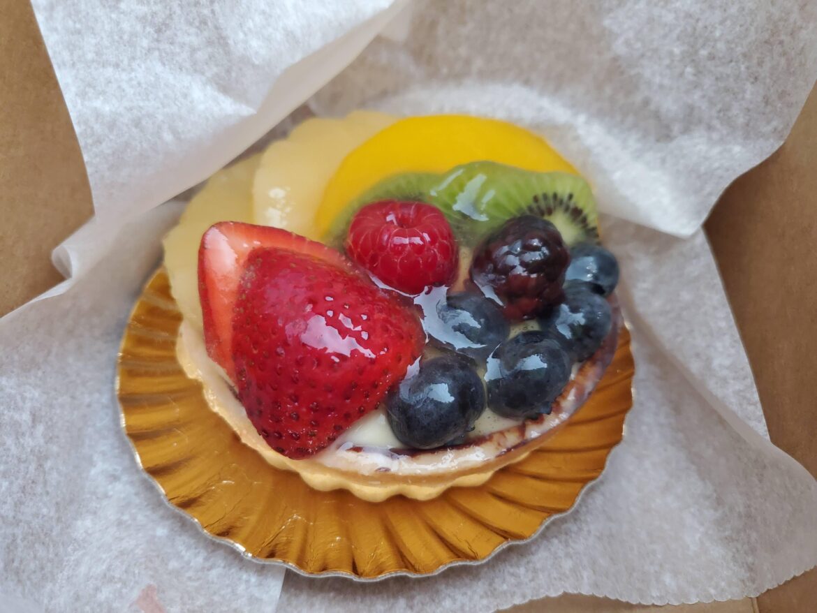 Perfectly glazed fruit tart 🍓🫐✨