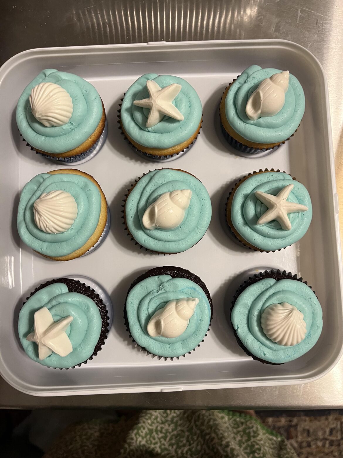 They're nothing compared to other cakes/cupcakes posted in this subreddit but I love how my cupcakes for a beach themed shower turned out!
