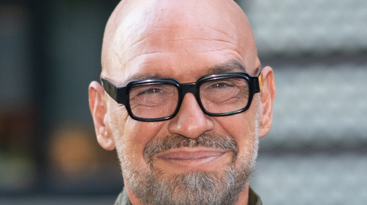 Michael Symon Says Garlic And Butter Doesn’t Normally Go In Italian Alfredo Sauce Michael Symon Says Garlic And Butter Doesn't Normally Go In Italian Alfredo Sauce