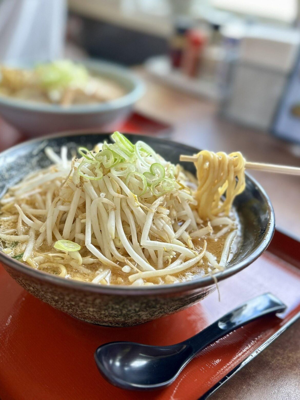 お昼は味噌ラーメン大盛りが美味しいです😋汗だくになりながら熱々のラーメン最高🍜