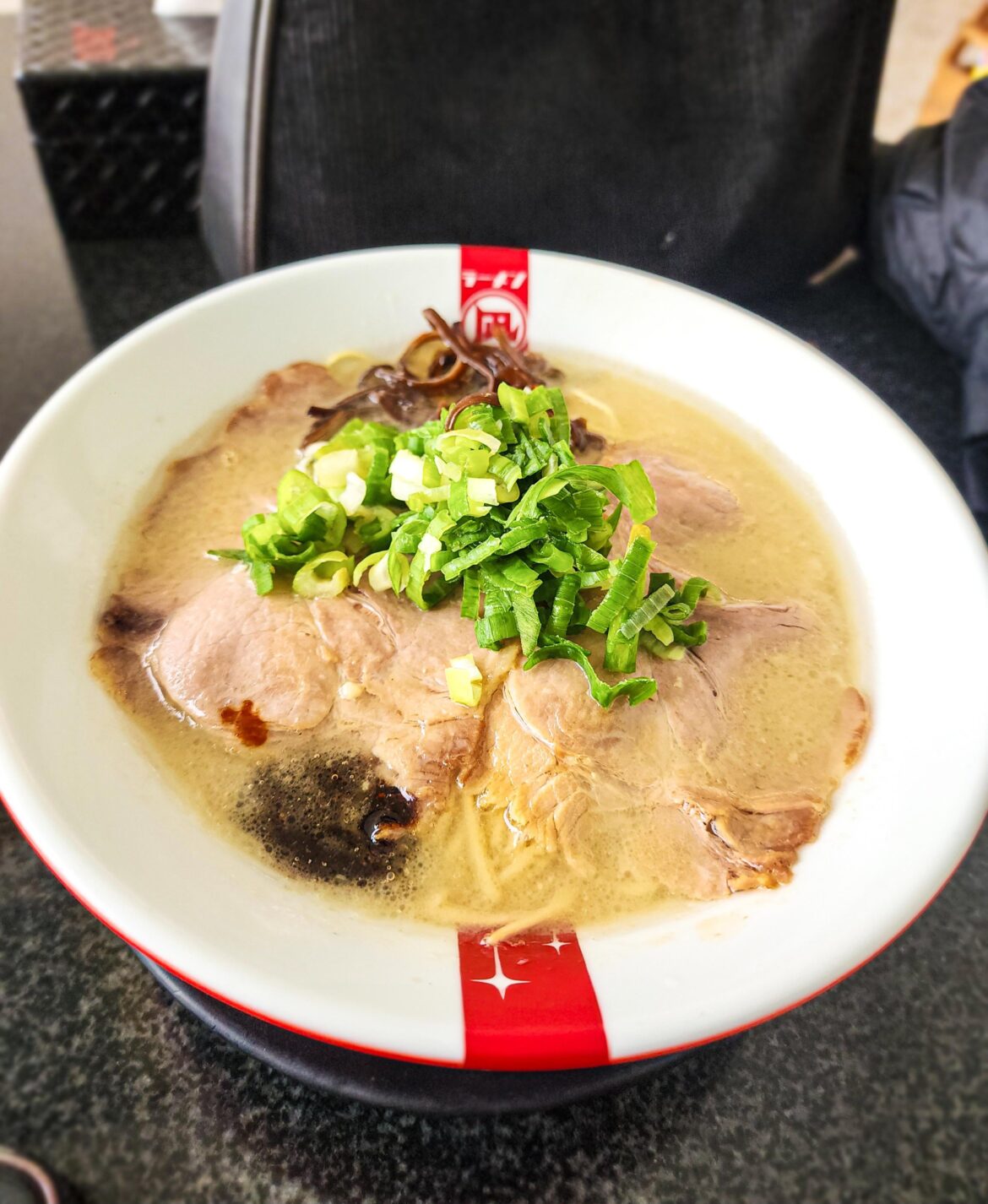 Creamy, comforting tonkotsu ramen with melt-in-your-mouth cashu 🍜🥢