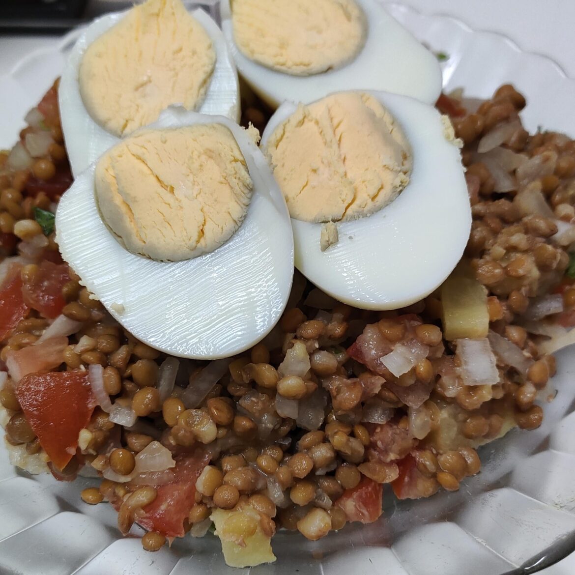 This meal is a lentils salad, made with tomato, onion, pineapple and lentils, and two eggs to add some extra protein