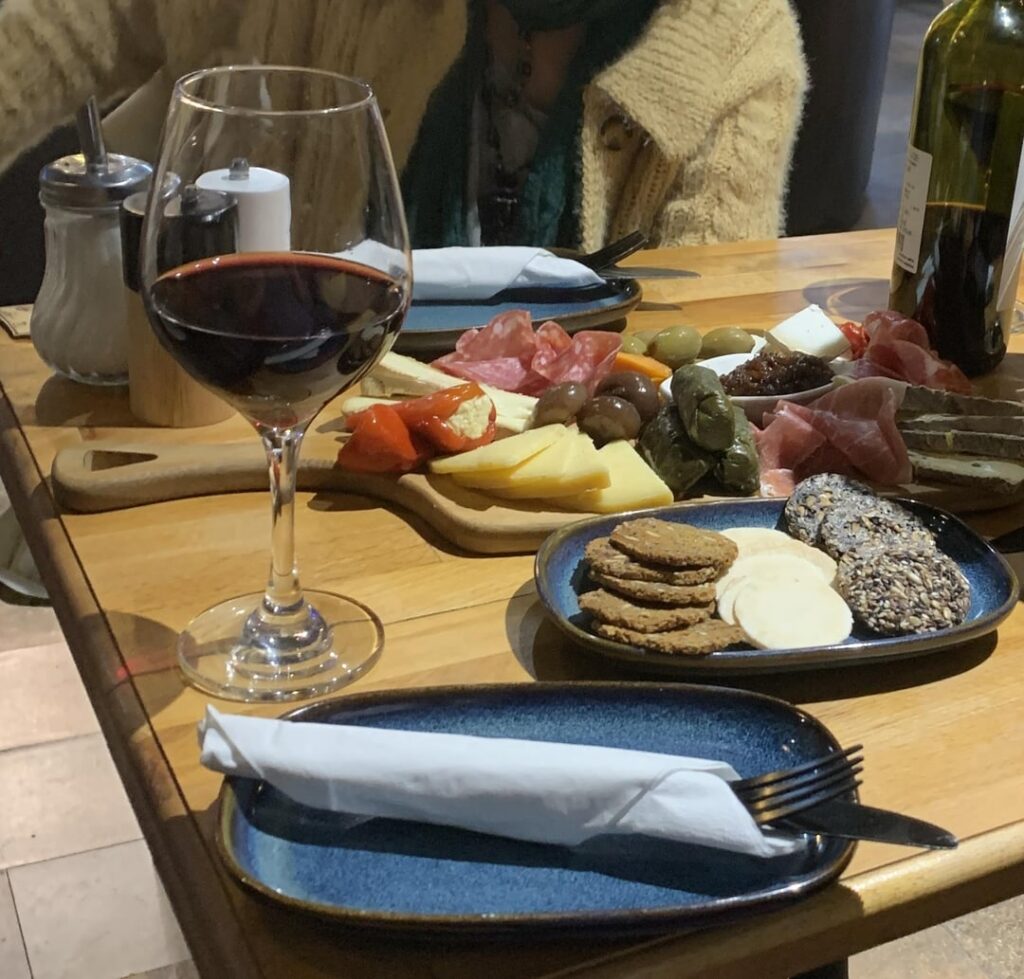 Can anyone identify these crackers/biscuits for cheese? (UK) Can anyone identify these crackers/biscuits for cheese? (UK)