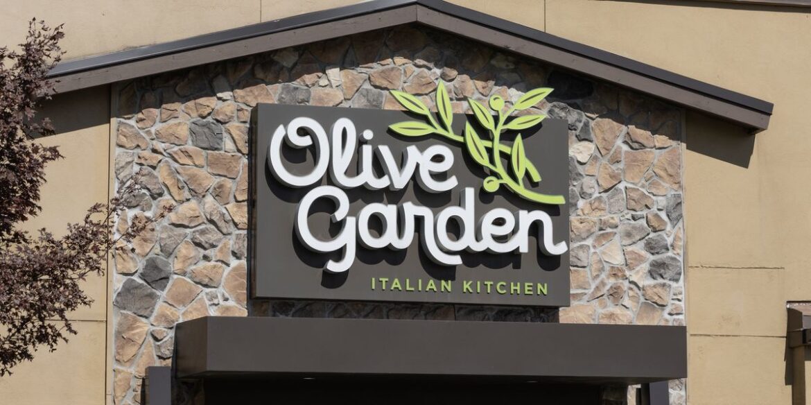 Olive Garden Is Selling Soup By The GALLON For A Crazy Cheap Price