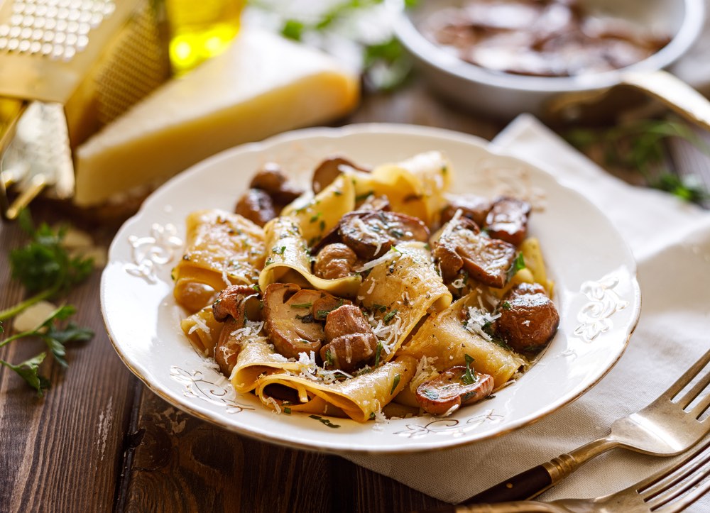 Pappardelle ai funghi porcini in un ristorante in Toscana