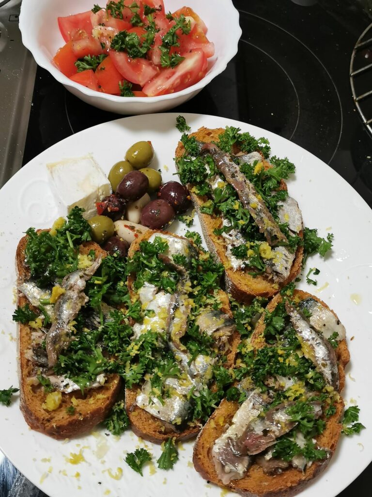 Just stumbled upon this sub. Has to be one of the weirdest I found yet😂 sharing my dinner from tonight - my newly discovered love of sardines