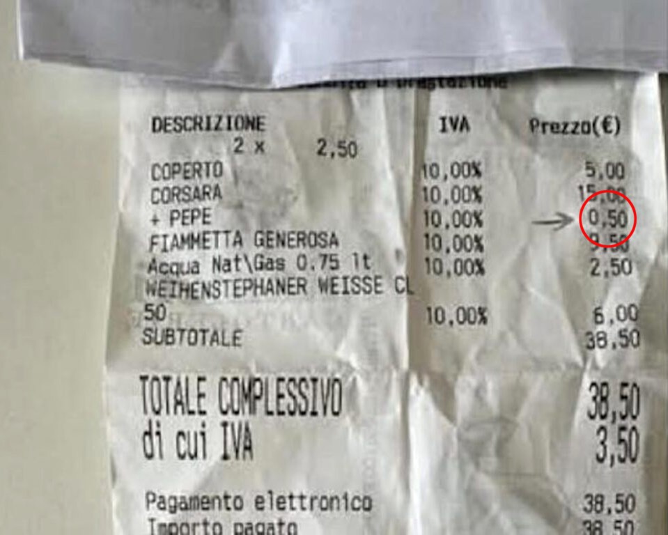 Receipt showing a €0.50 charge for adding pepper to a pizza.