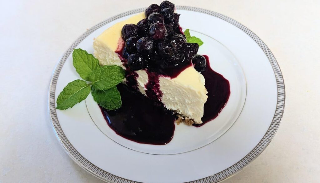 [homemade] New York Cheesecake with a Lemon Blueberry Sauce