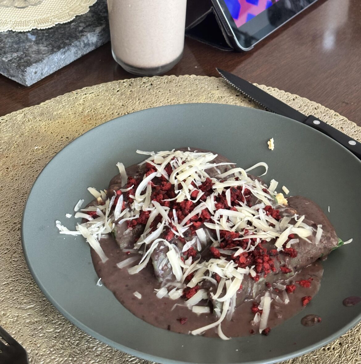 Breakfast enfrijoladas de huevo y chorizo