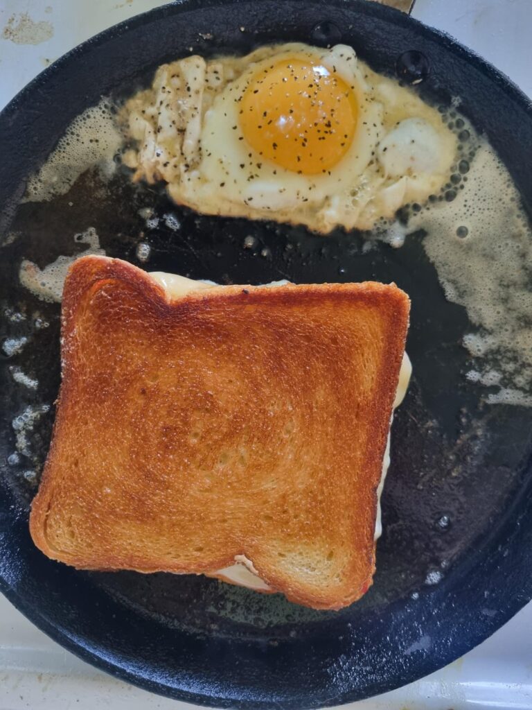 Grilled cheese with gochujang and an egg – 7.5/10 Grilled cheese with gochujang and an egg - 7.5/10