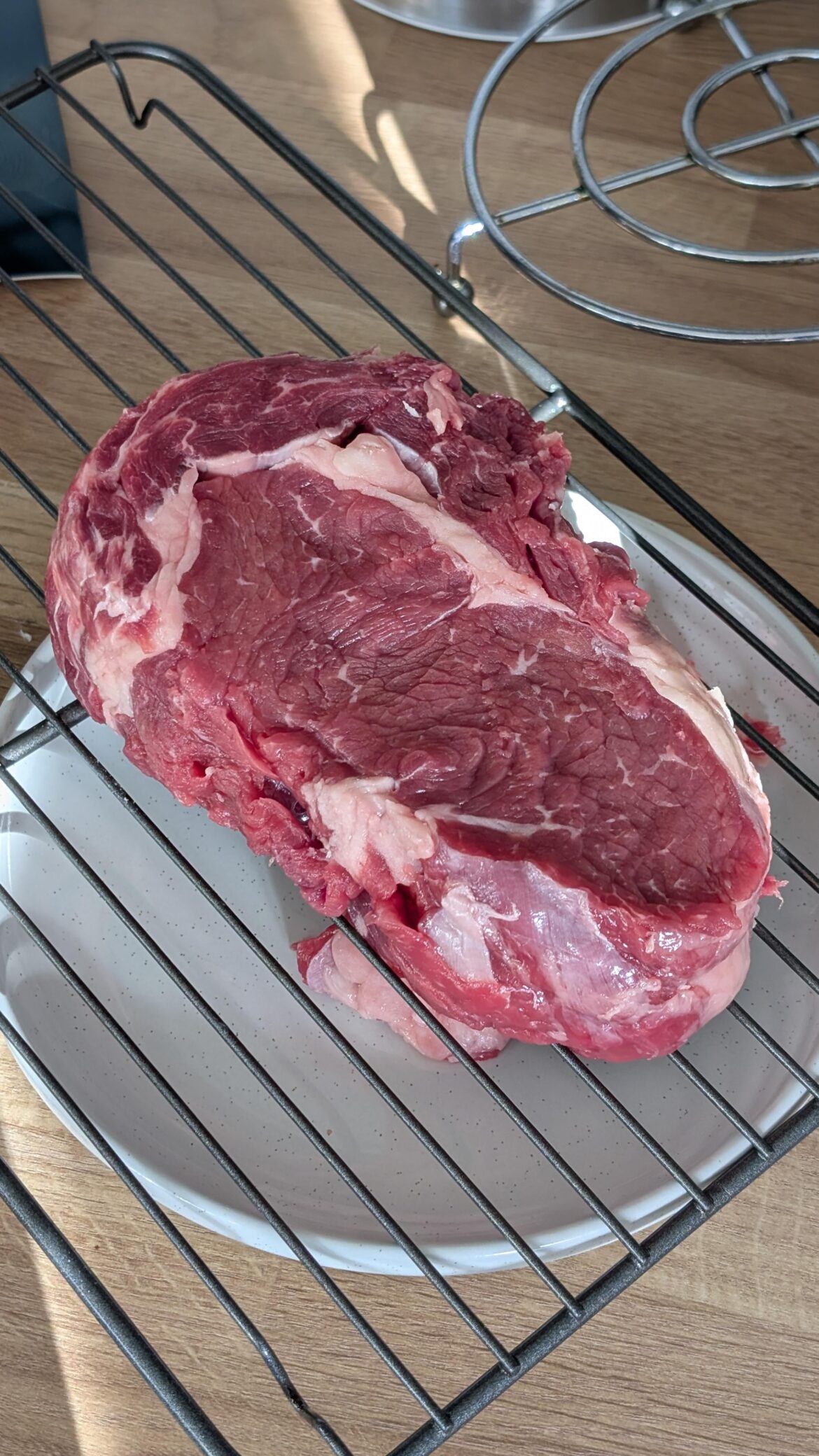 Grilling a 700g Ribeye over charcoal