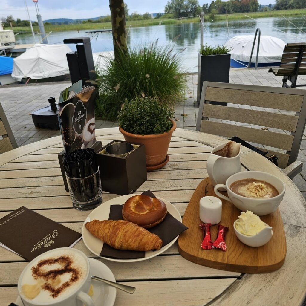 "S'Chännli ufem Brettli": spicy hot chocolate on a board, Gottlieben at the Seerhein (Switzerland)