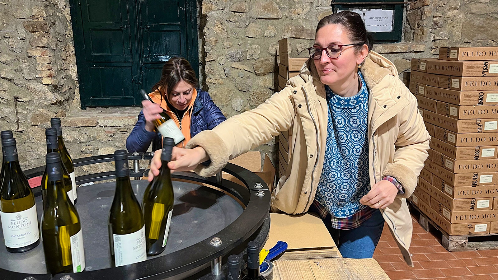  Melissa Muller on Feudo Montoni's bottling line with cellarmaster Giuseppina Scaccia