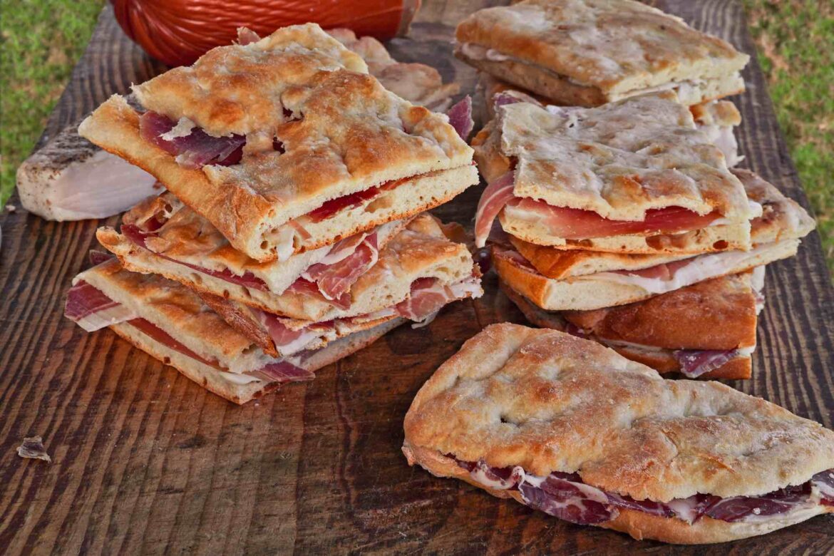 Schiacciata toscana farcita con salumi e formaggi