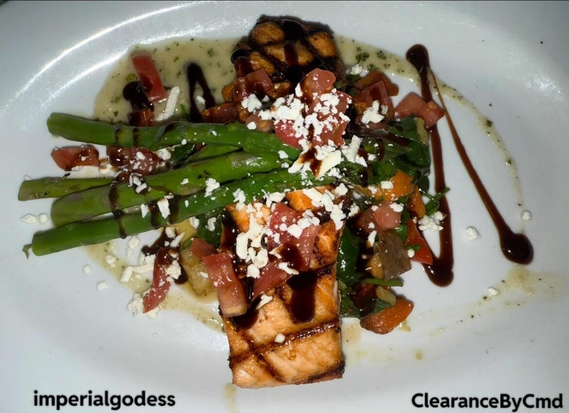 ✨ Grilled salmon with asparagus & balsamic drizzle ✨ ✨ Grilled salmon with asparagus & balsamic drizzle ✨