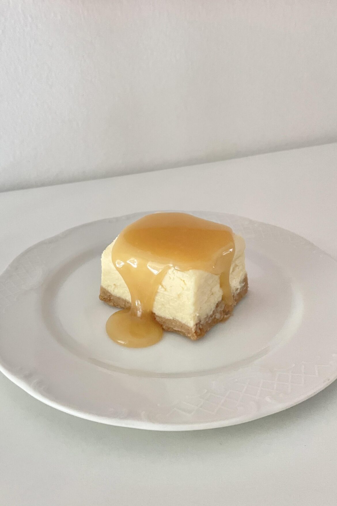 Cheesecake with salted caramel sauce