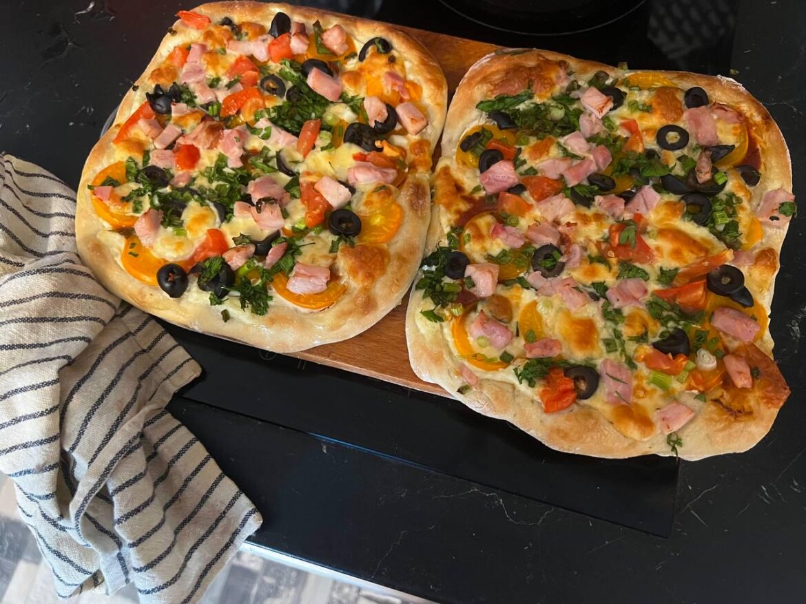 Something like pizza with smoked chicken and yellow tomatoes.