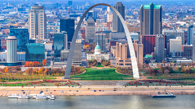 St. Louis cityscape with the arch in the foreground
