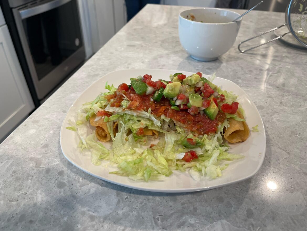 Flautas con salsa de aguacate