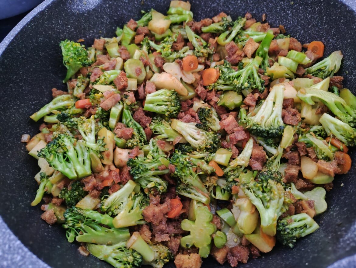 Garlic tofu with broccoli and carrots ☺️