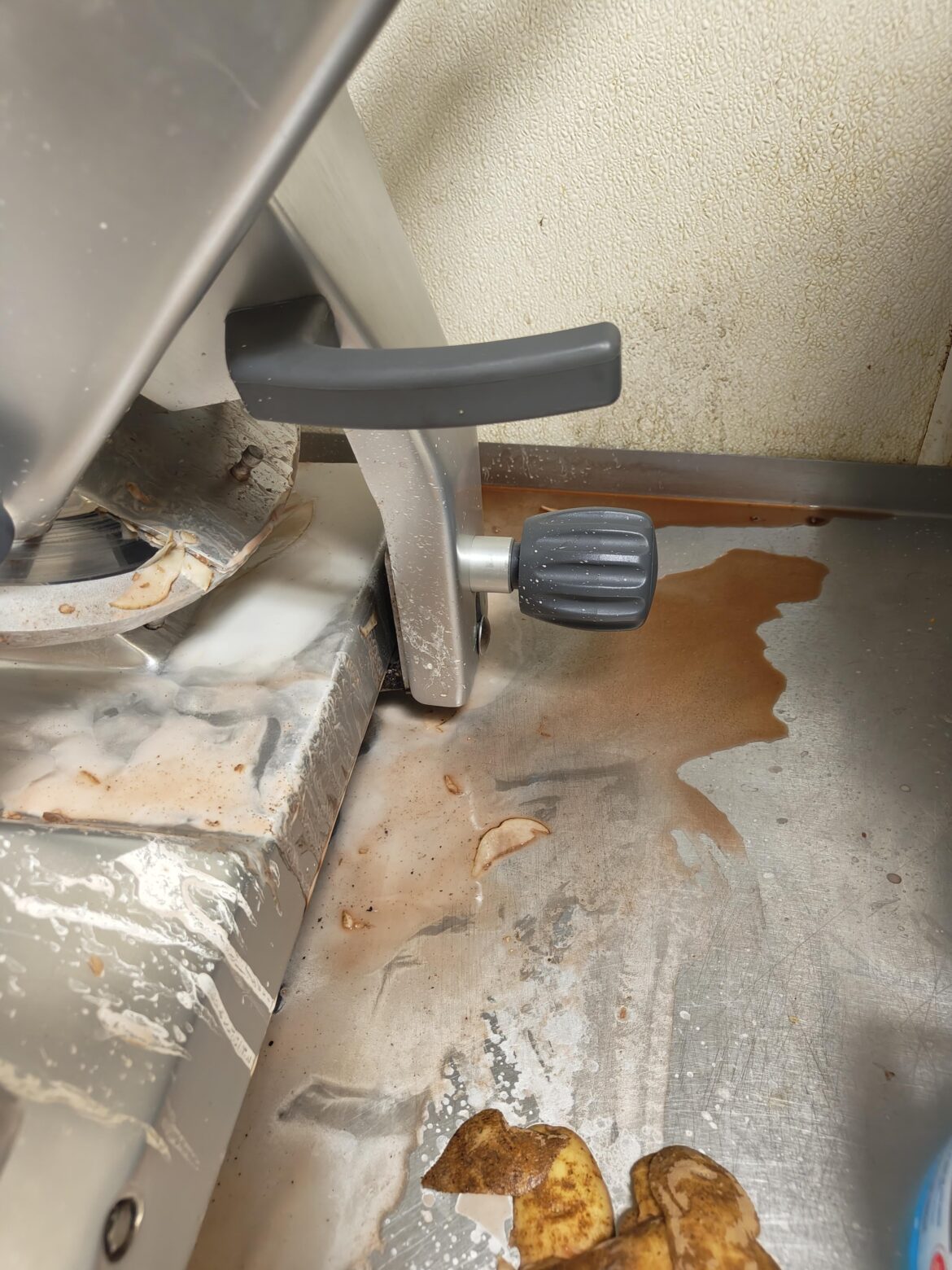 Why does the potato juice start turning such a violent red color in a slicer??