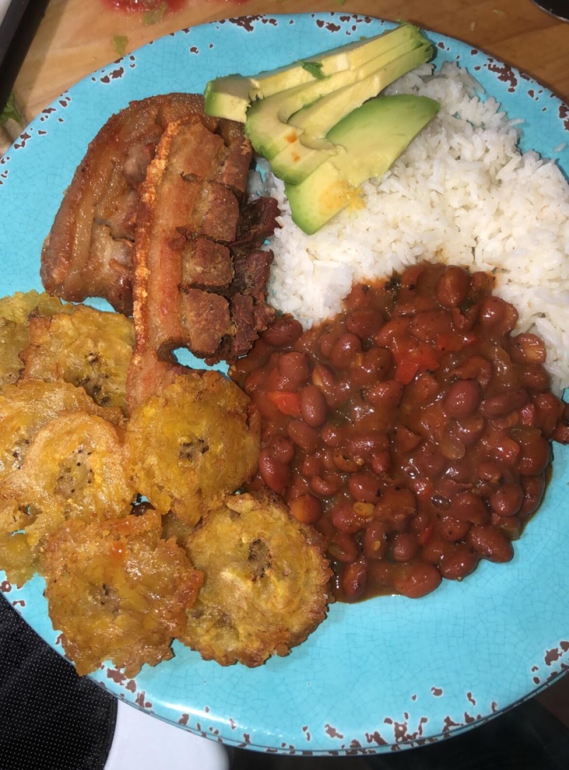 [homemade] chicharrón, tostones, habichuelas, y arroz con aguacate. the works!