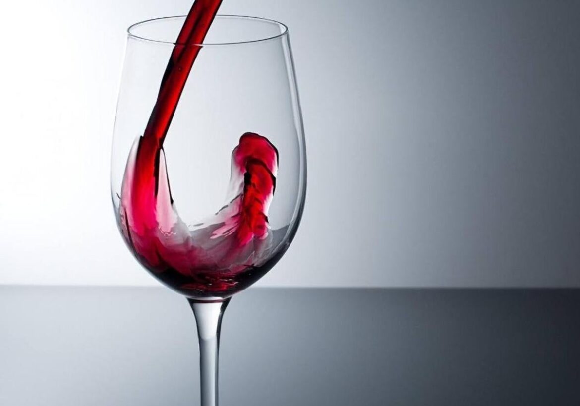 Warning about possible presence of glass in wine sold in popular hypermarket in Spain