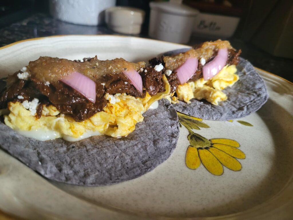 Desayuno con las sobras del puerco en Chile Pasilla.
