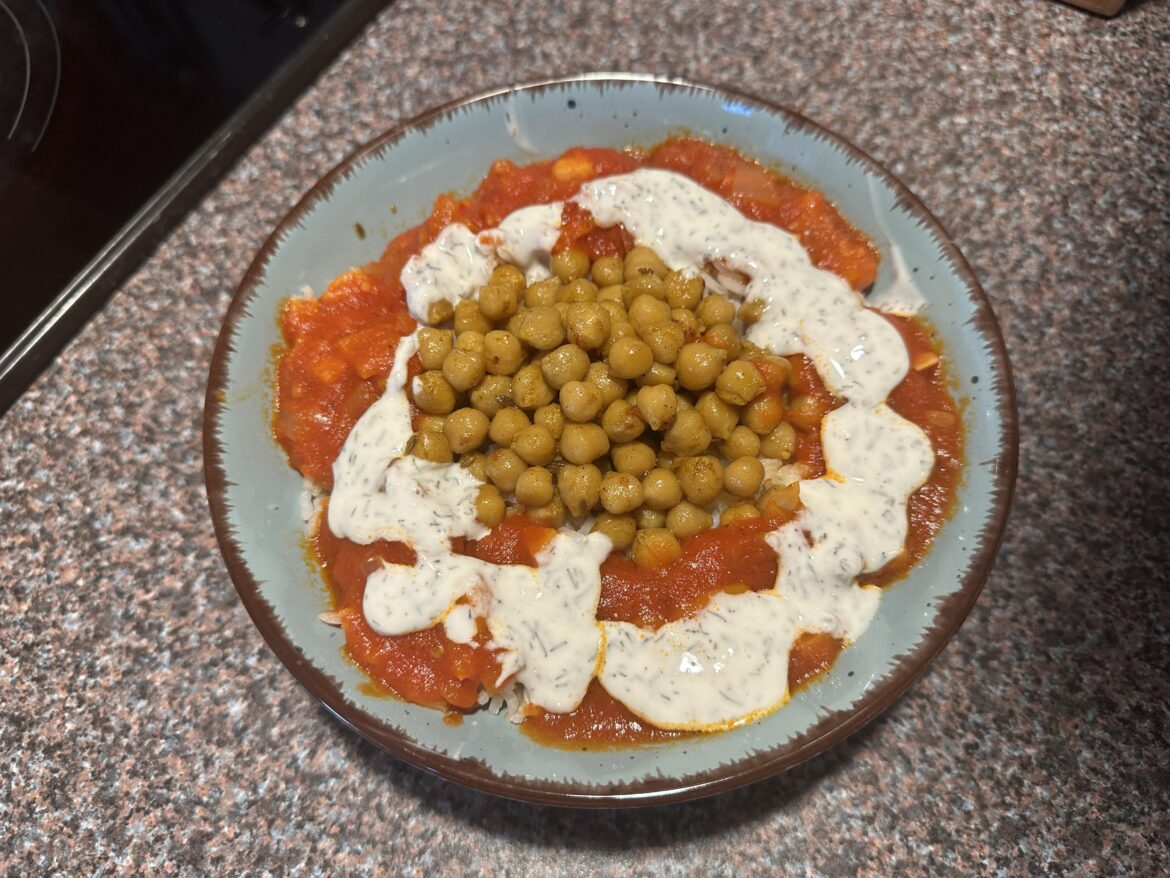 Panfrieda chickpeas on rice, with a spicy tomato sauce and yogurt with herbs