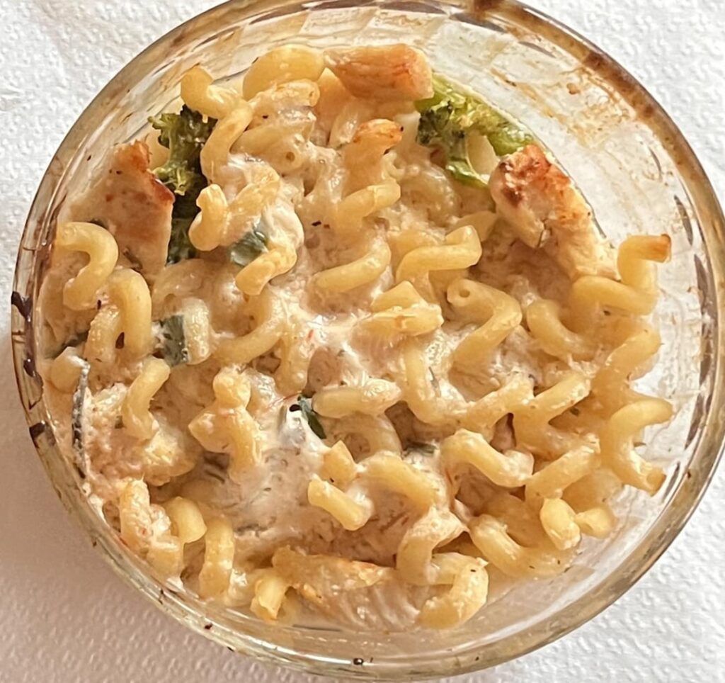 Cheesy pasta w chicken, 562cal 67g protein