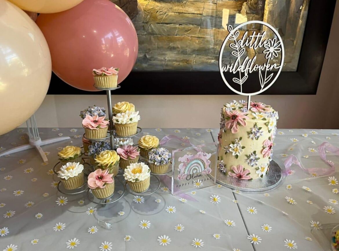 Cake and cupcakes made for a little ones first birthday, they looked so pretty on the table 🩷