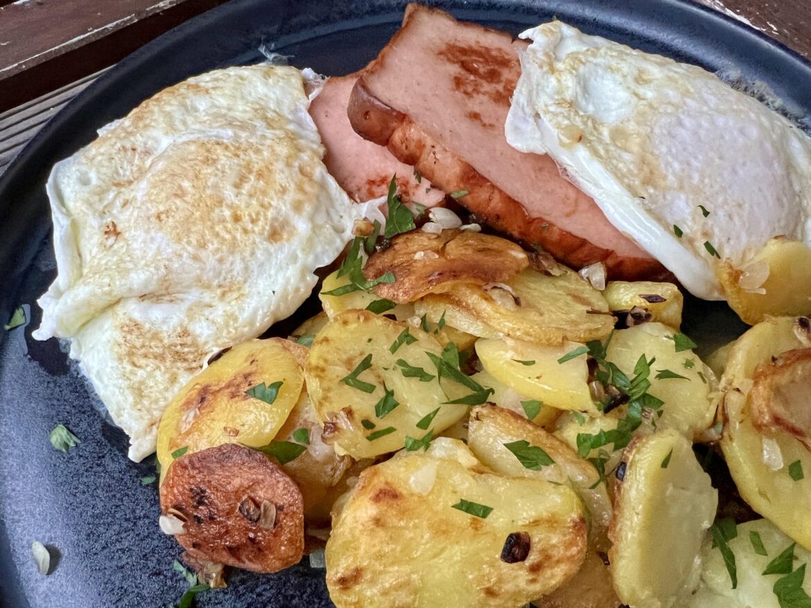 Leberkäse mit Spiegelei und Bratkartoffeln
