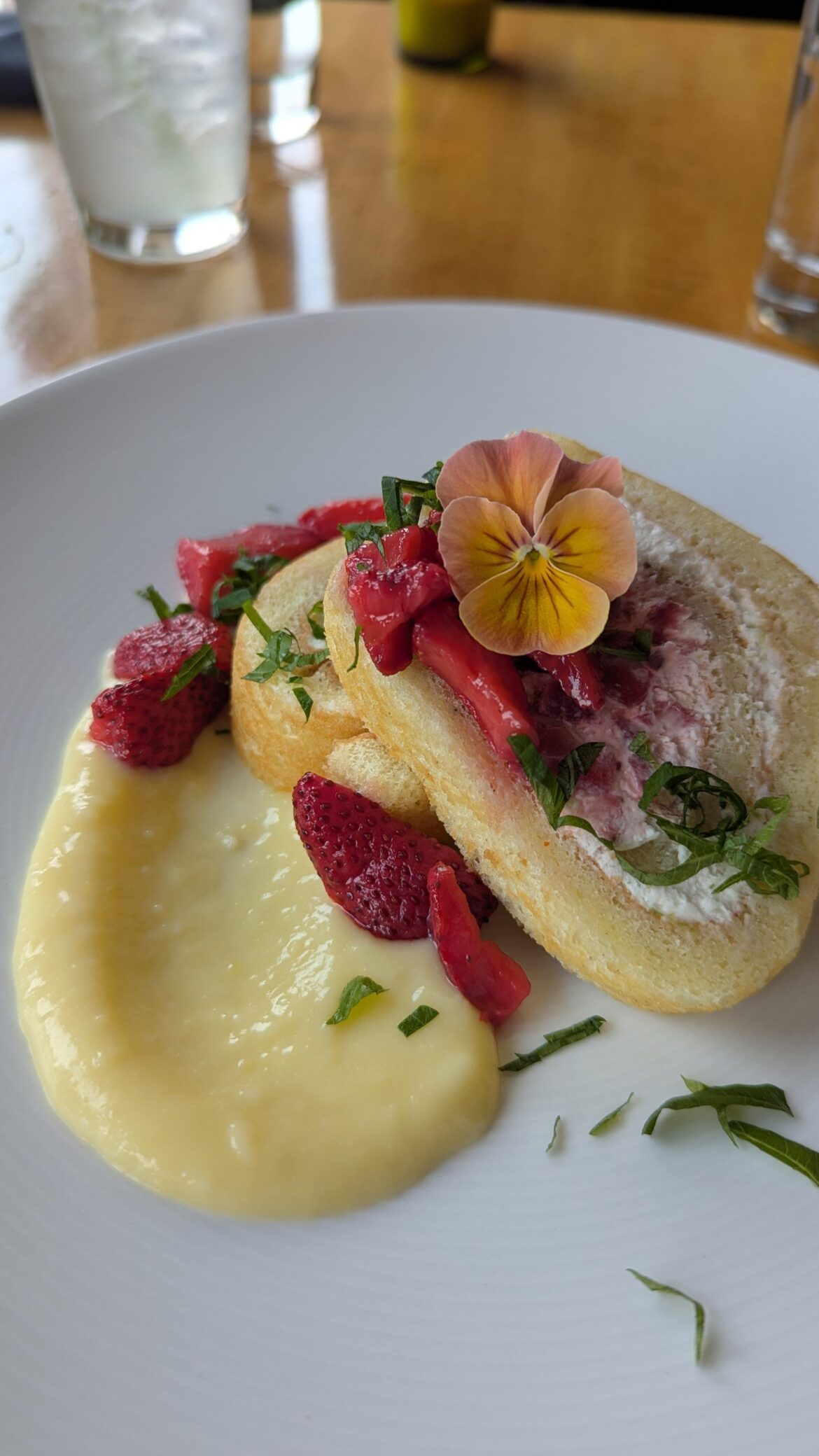 Strawberry & lime rolled cake with lime curd 🍓🍋‍🟩 - Kyatchi, MN