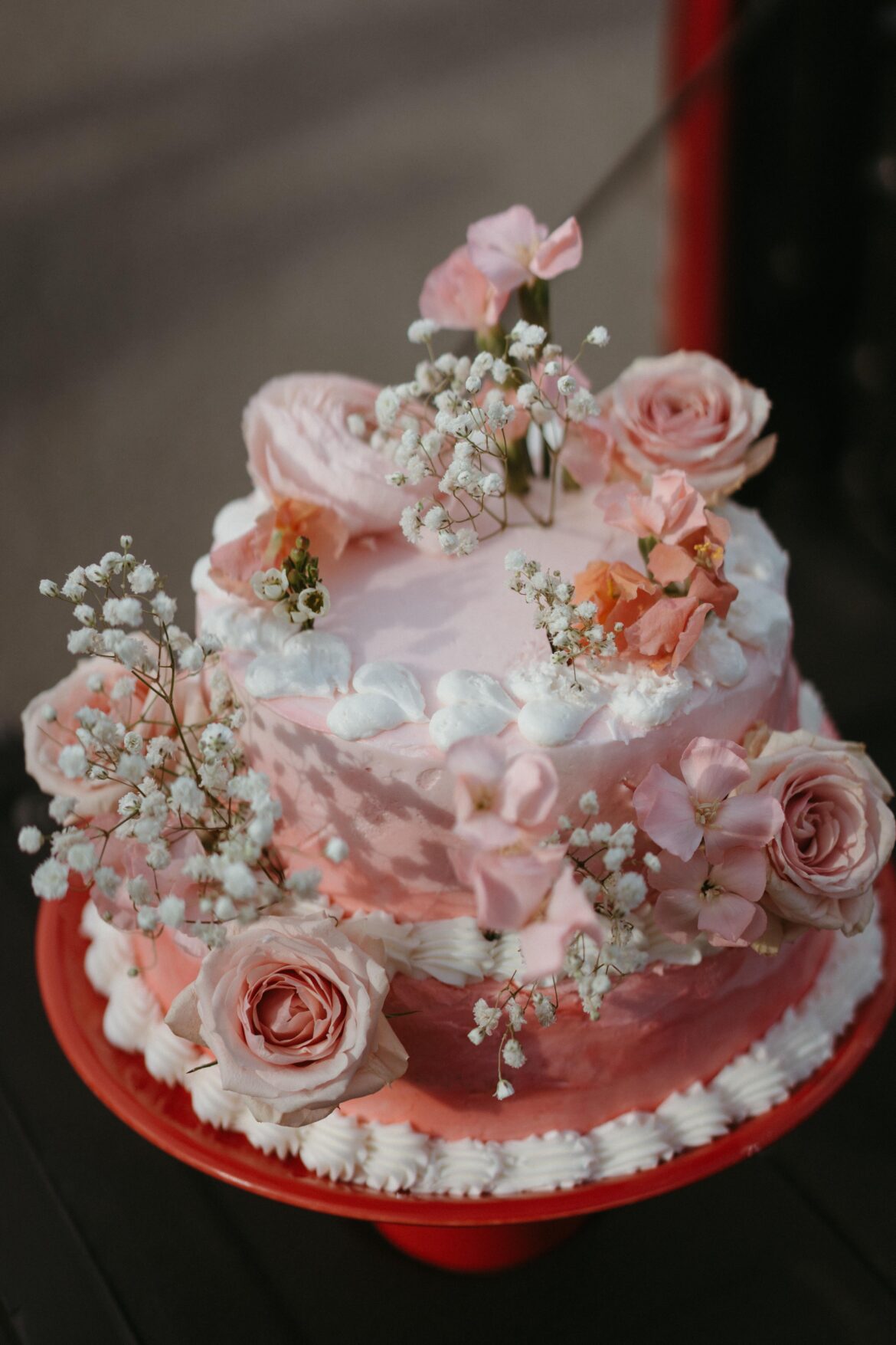 Bride takes on her own wedding cake Bride takes on her own wedding cake