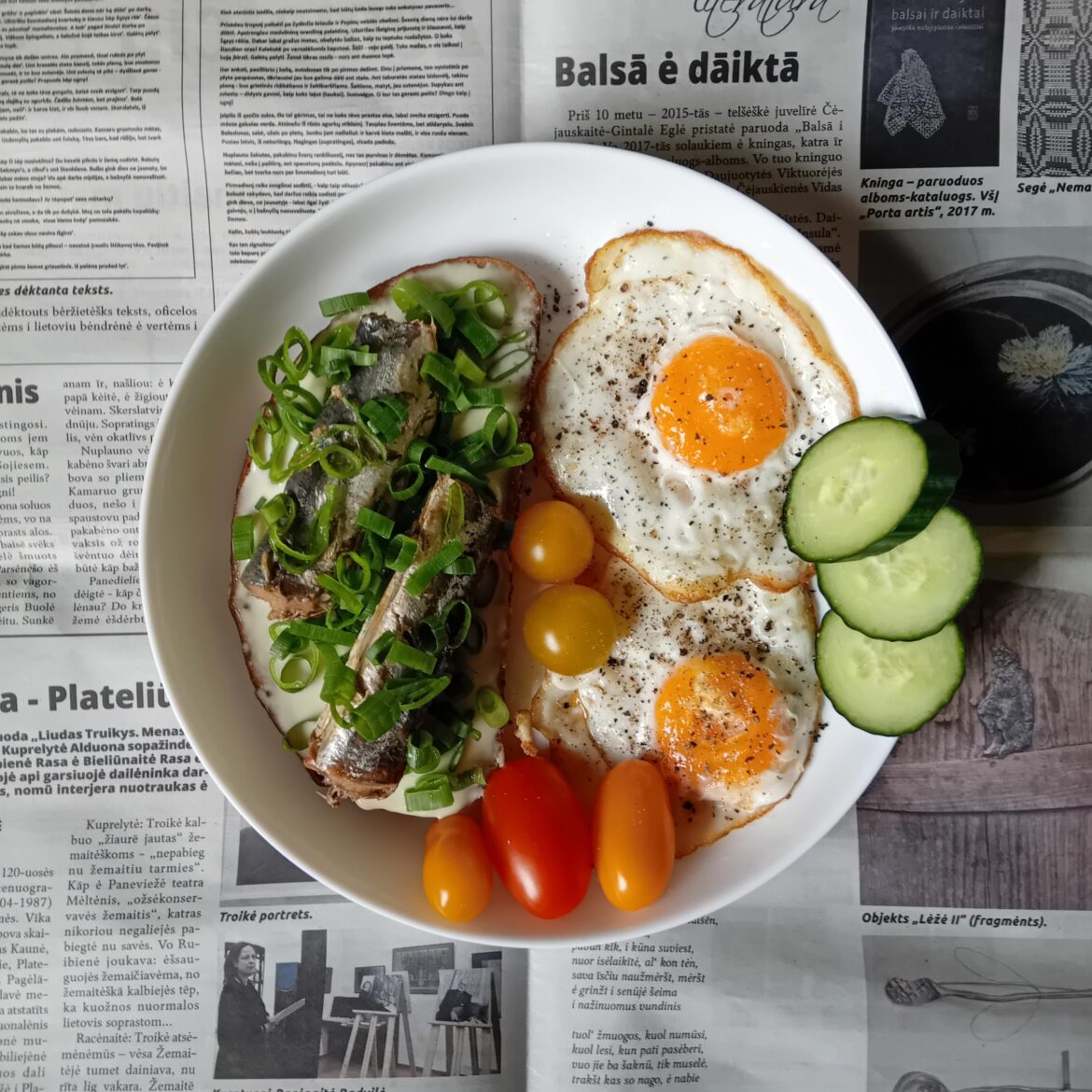 Breakfast. Spring onions brighten up the plate 🍳🐟🍅🥒