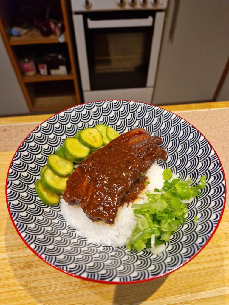 Sacked off the customary Saturday night takeaway in favour of making Lu Rou Fan (Taiwanese Pork Rice Bowl, 卤肉饭)