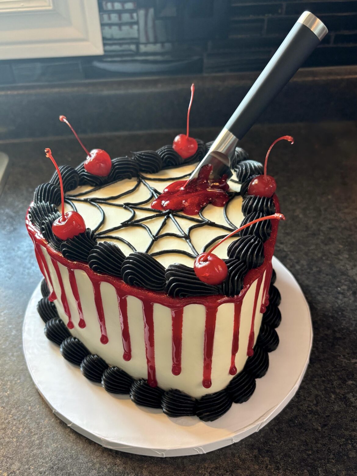 Cake I made recently for a Halloween/horror-themed party 🔪