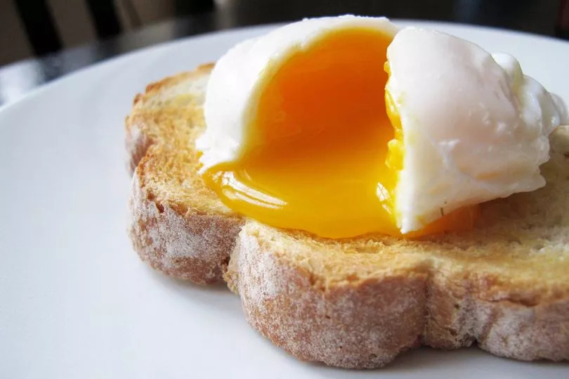 Make poached eggs in 60 seconds with French chef’s simple cooking tip — no pan Wales Online
