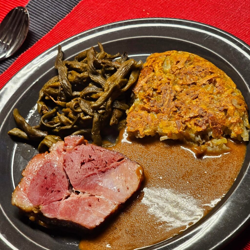 Nuss-Rollschinkli, slow-cooked with Dörrbohnen, at a Rösti from scratch Nuss-Rollschinkli, slow-cooked with Dörrbohnen, at a Rösti from scratch