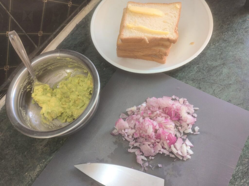 Raw onion in Avocado toast