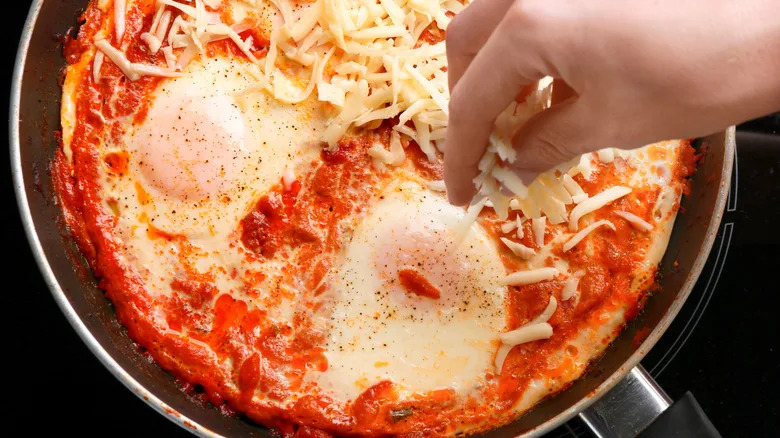 Eggs alla pizzaiola in a pan