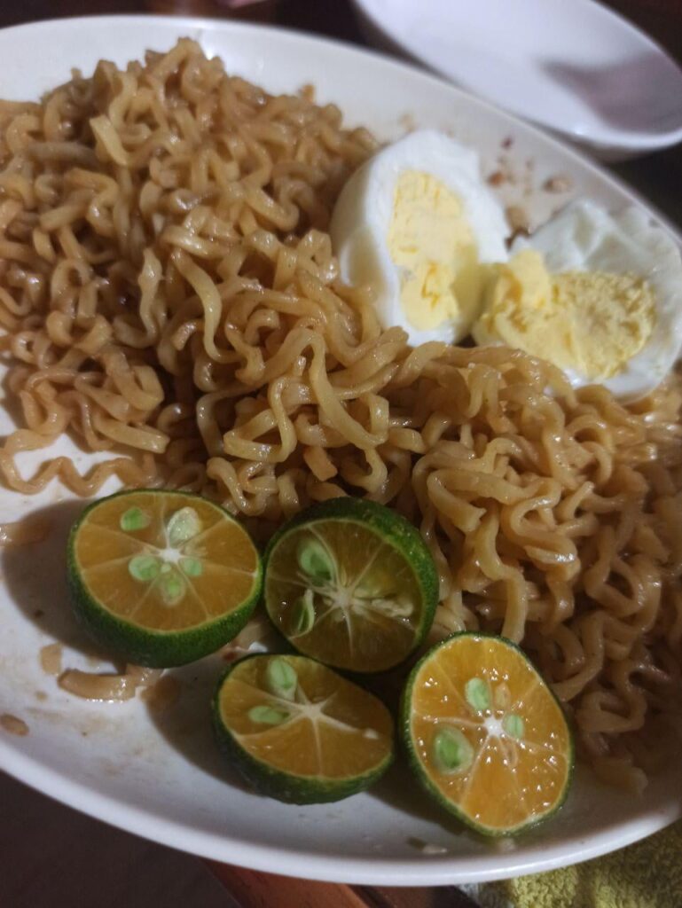 Simple comfort food: instant noodles with egg and calamansi