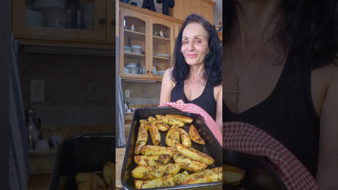 Crispy Italian roasted potatoes with rosemary #Italianroastedpotato#roastedpotatoes#potatoes