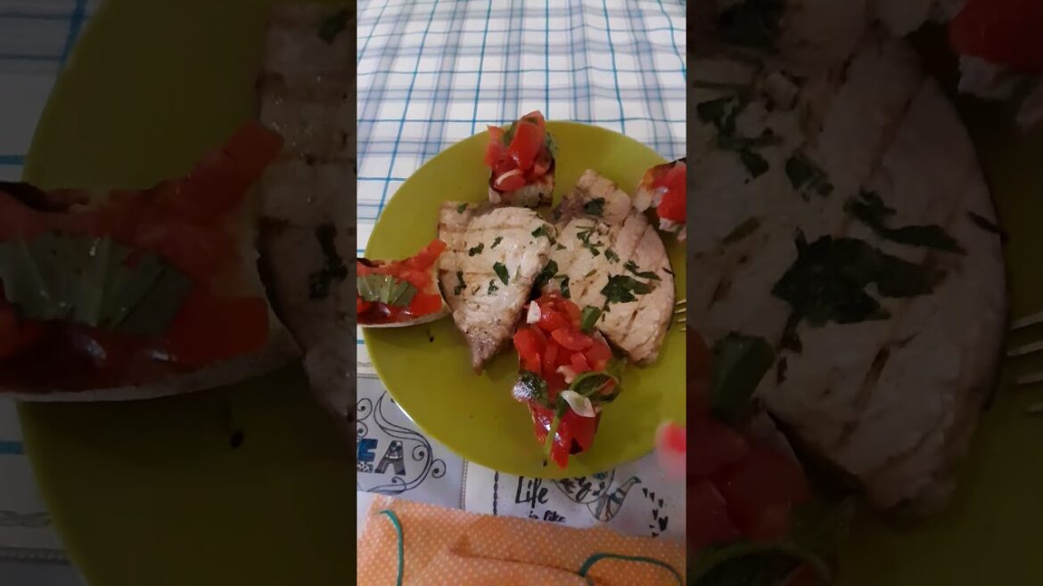 Impiattamento pesce spada grigliato con bruschetta al pomodoro al basilico e cipolla Impiattamento pesce spada grigliato con bruschetta al pomodoro al basilico e cipolla