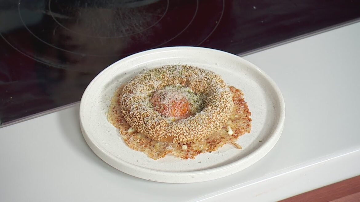 Lunchbreak: Koulouri Egg In A Hole