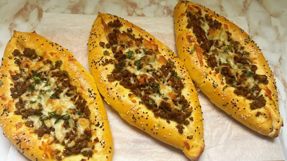 Turkish Fatayer | Turkish Pide recipe | Delicious Tuskish Pizza (Middle Eastern Food)