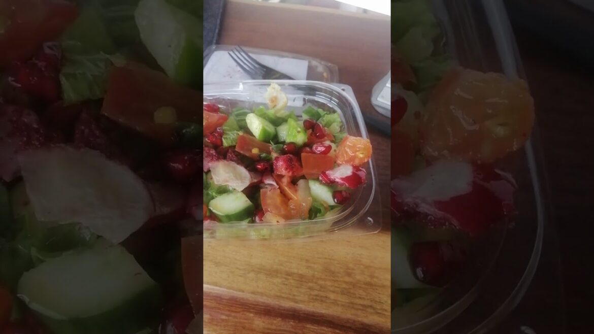 #fattoushsalad #vegetablessalad #yummylicious #shortsvideo