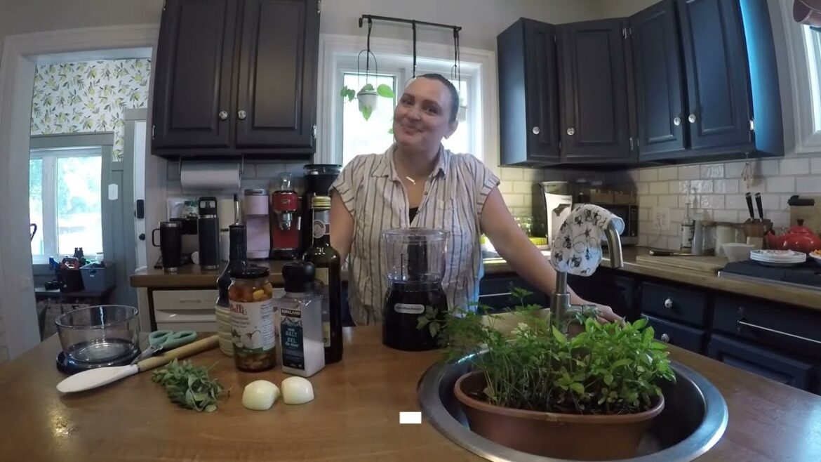 Homemade chimichurri in under 3 minutes (chimichurri sauce recipe) Homemade chimichurri in under 3 minutes (chimichurri sauce recipe)