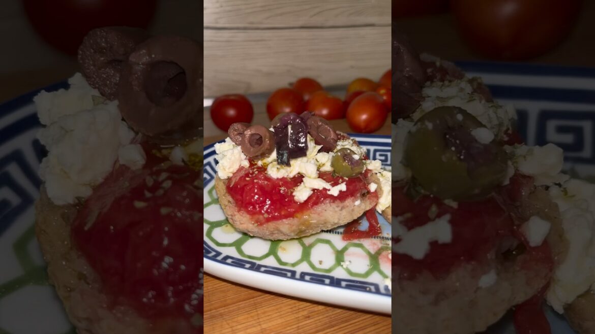 Dakos #food #buonappetito #recipe #greekfood #mediterraneanfood #salad #shorts #crete #yummy #lecker