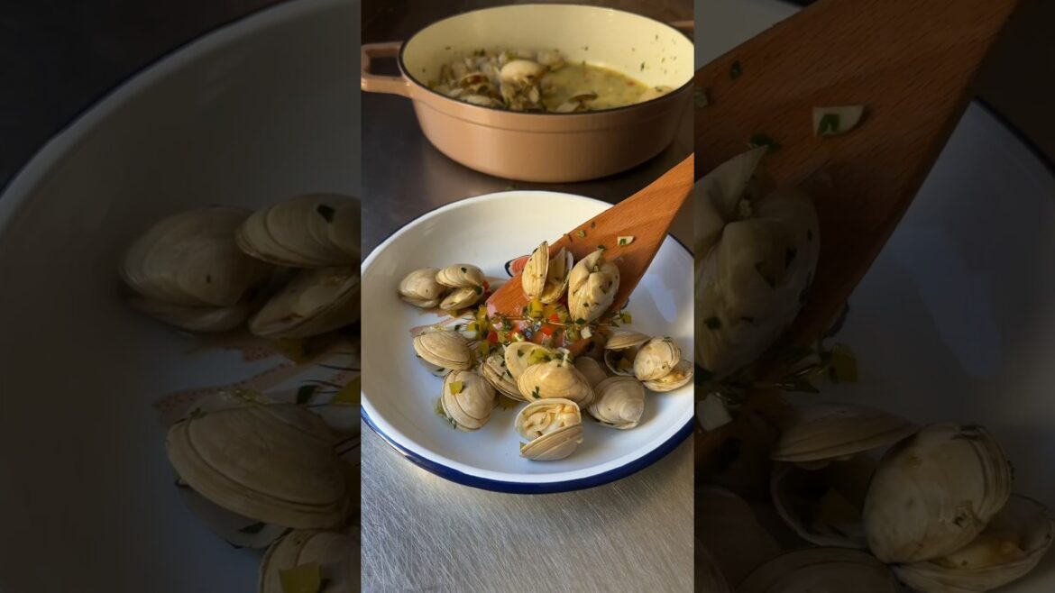 Clams in White Wine with Garlic & Butter #short